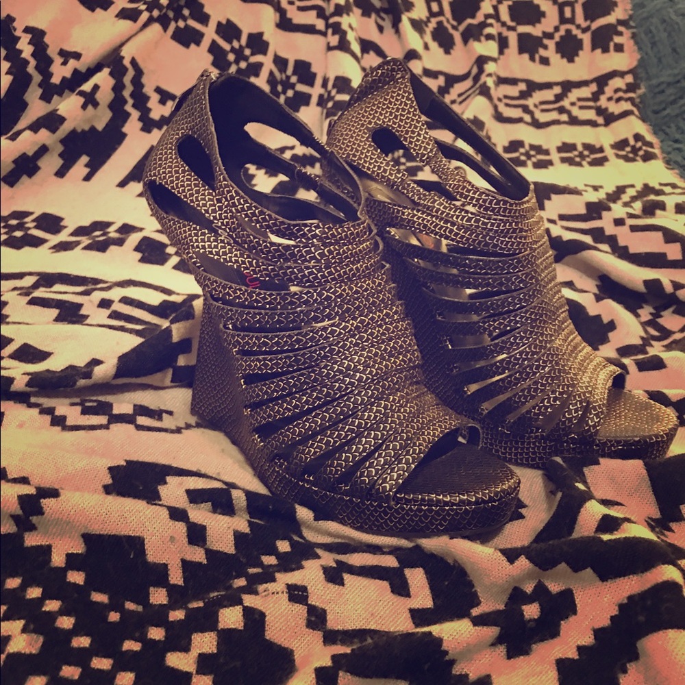 Heart & Soul Black & Gold Tone Wedges