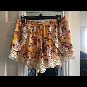 Loose fit, floral shorts