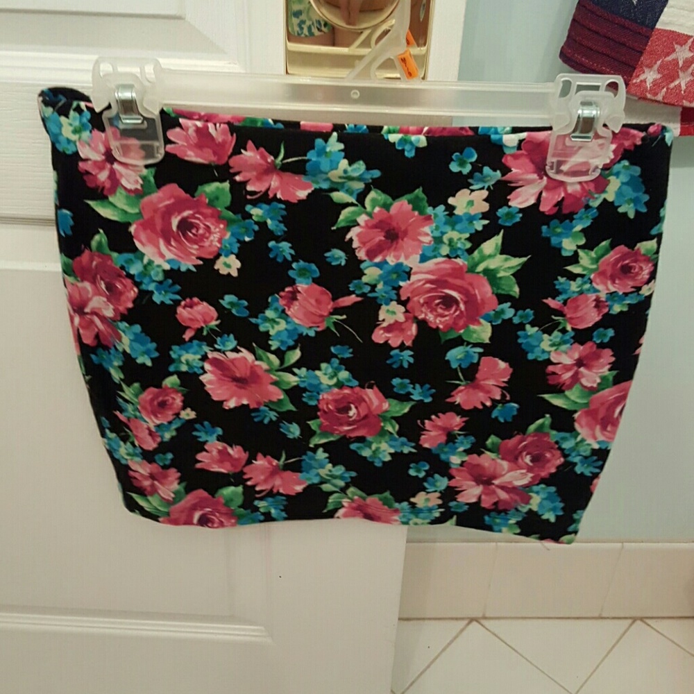 L Forever 21 Mini Skirt Black Floral