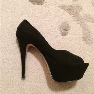 Black pumps