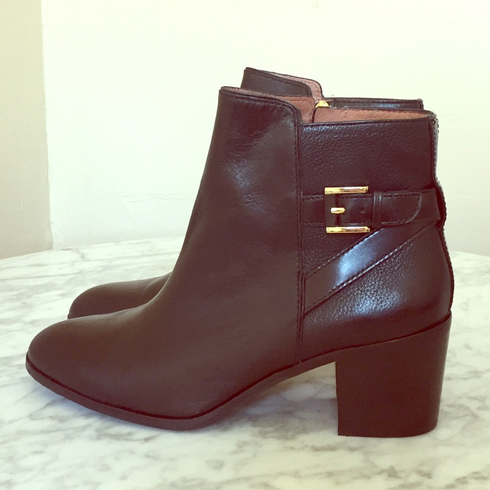 NEW! Perfect, sleek black booties
