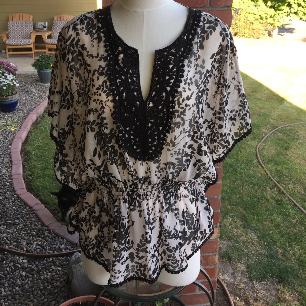 GORGEOUS LEAF PRINT TOP!!