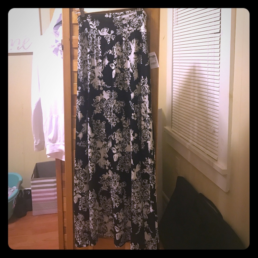 Charlotte Russe Maxi Skirt Black/White Floral.