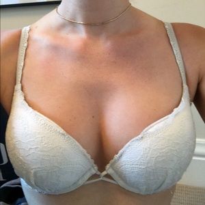 Victoria's Secret Miraculous Plunge Bra Size 32B