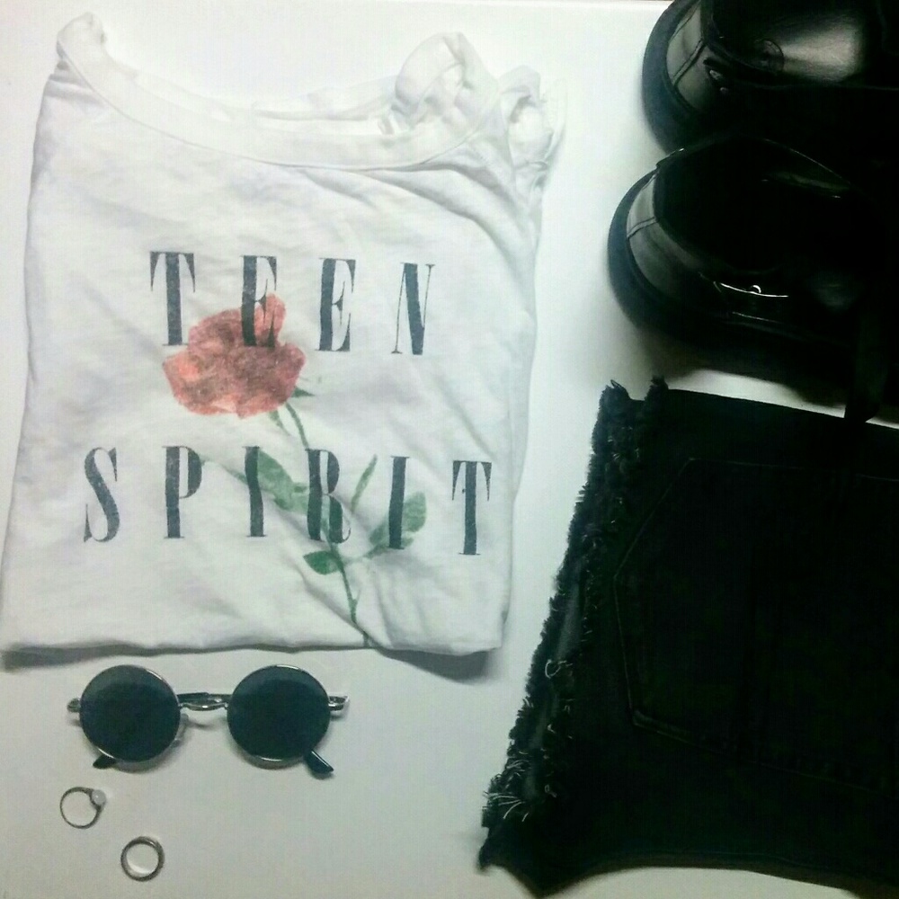 AMERICAN EAGLE- vintage style Nirvana t shirt