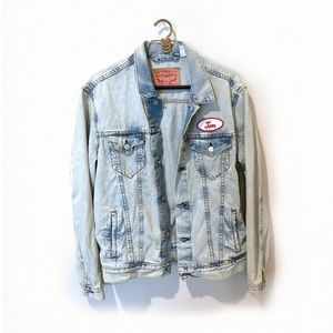 LEVI'S LIGHT WASH DENIM JACKET WITH PATCH