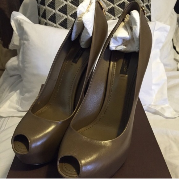 Louis Vuitton Shoes - Authentic Louis Vuitton Oh Really Pump-Olive 9.5