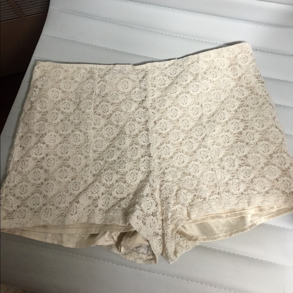 Lace shorts with lining
