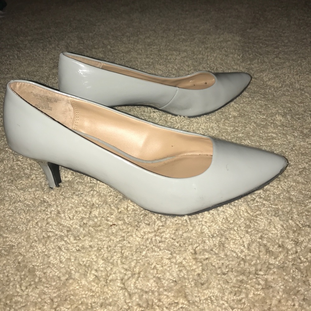 Adorable grey patten leather heels 👠