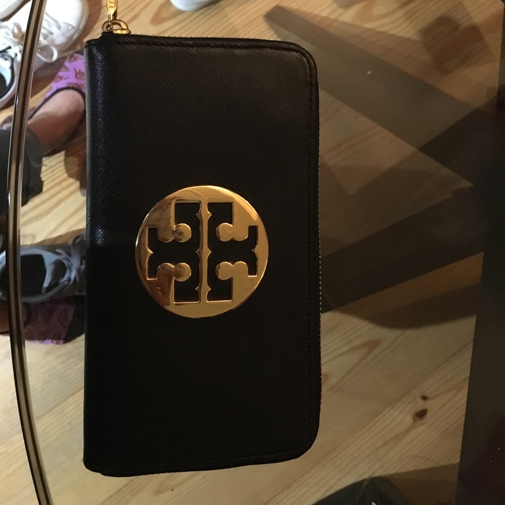 AUTHENTIC Tory burch wallet