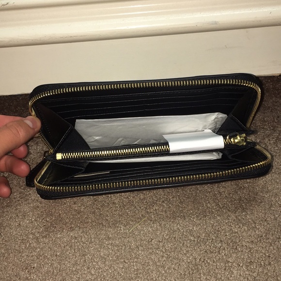 Burberry Wallet, never been used! - Picture 2 of 4