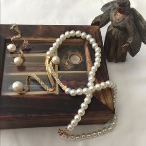 Set of pearls jewelry