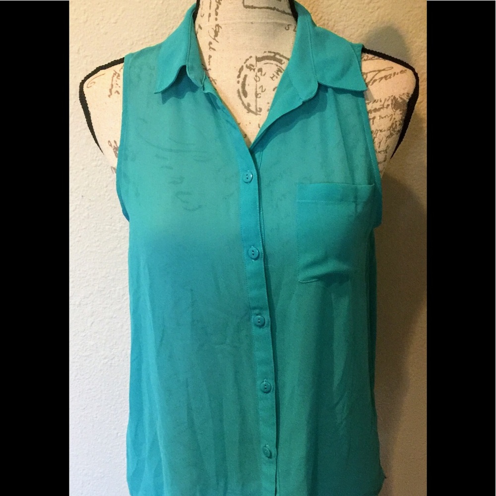 Women's Sleeveless Collared Button Down Shirt