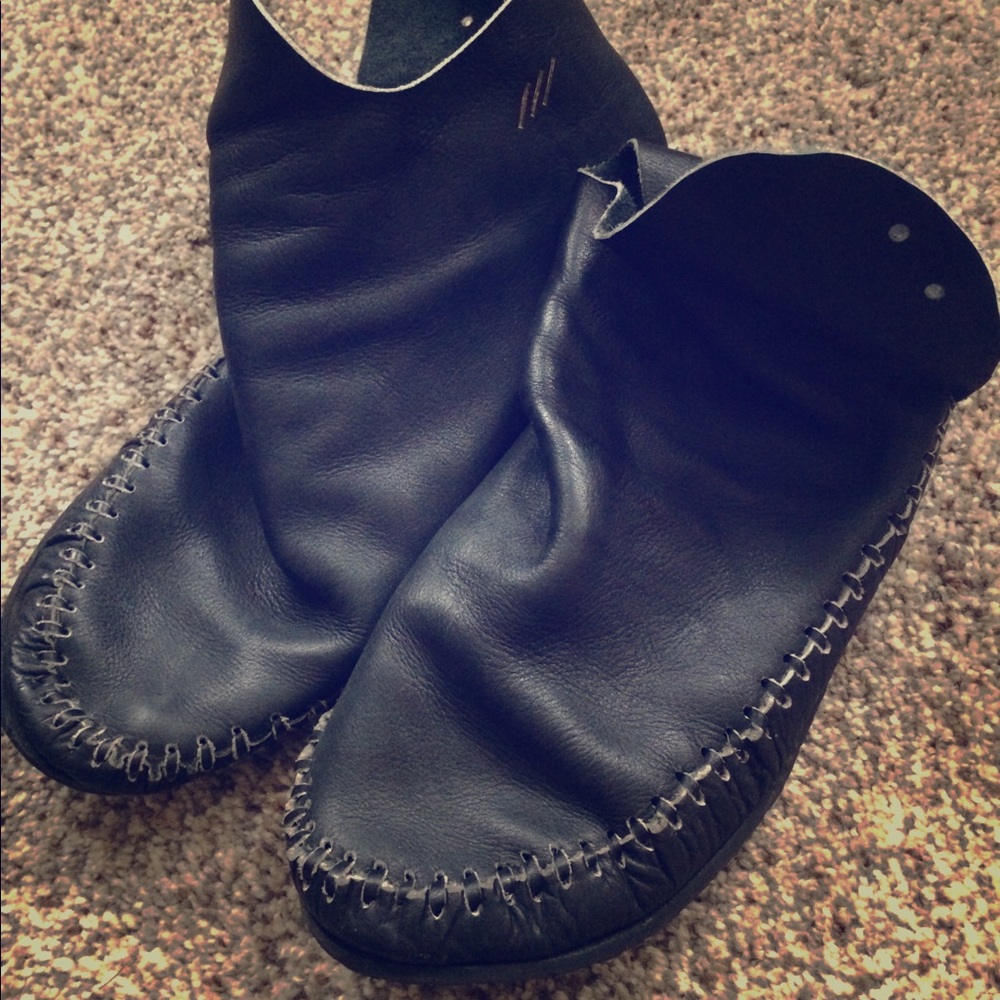 Black Navajo Handmade Peruvian Moccasins