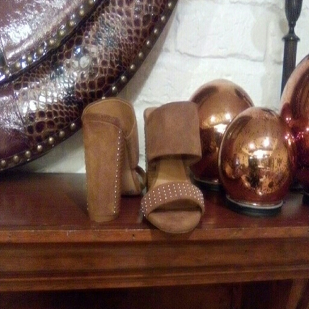 Tan colored heels with gold studs - Picture 2 of 3