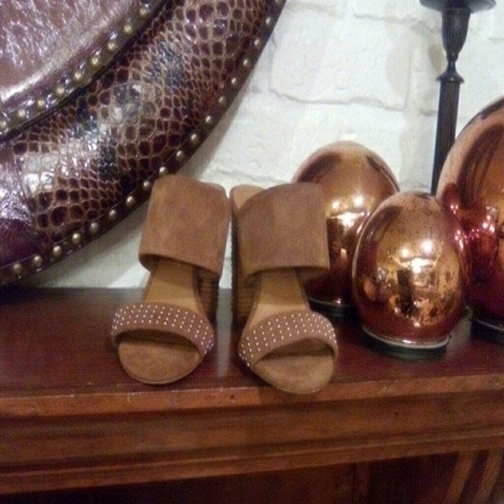 Tan colored heels with gold studs - Picture 3 of 3
