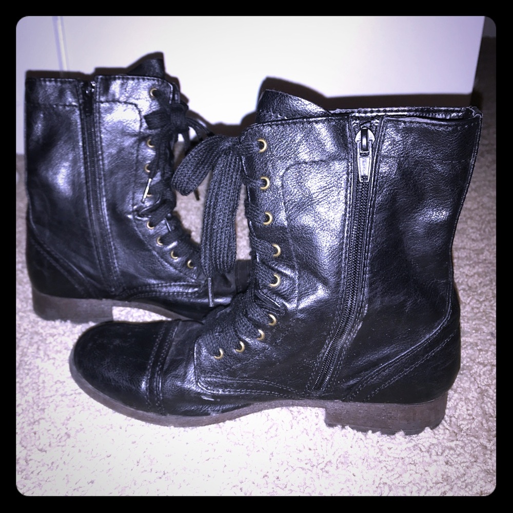 Stylish leather Combat Boot in Black!