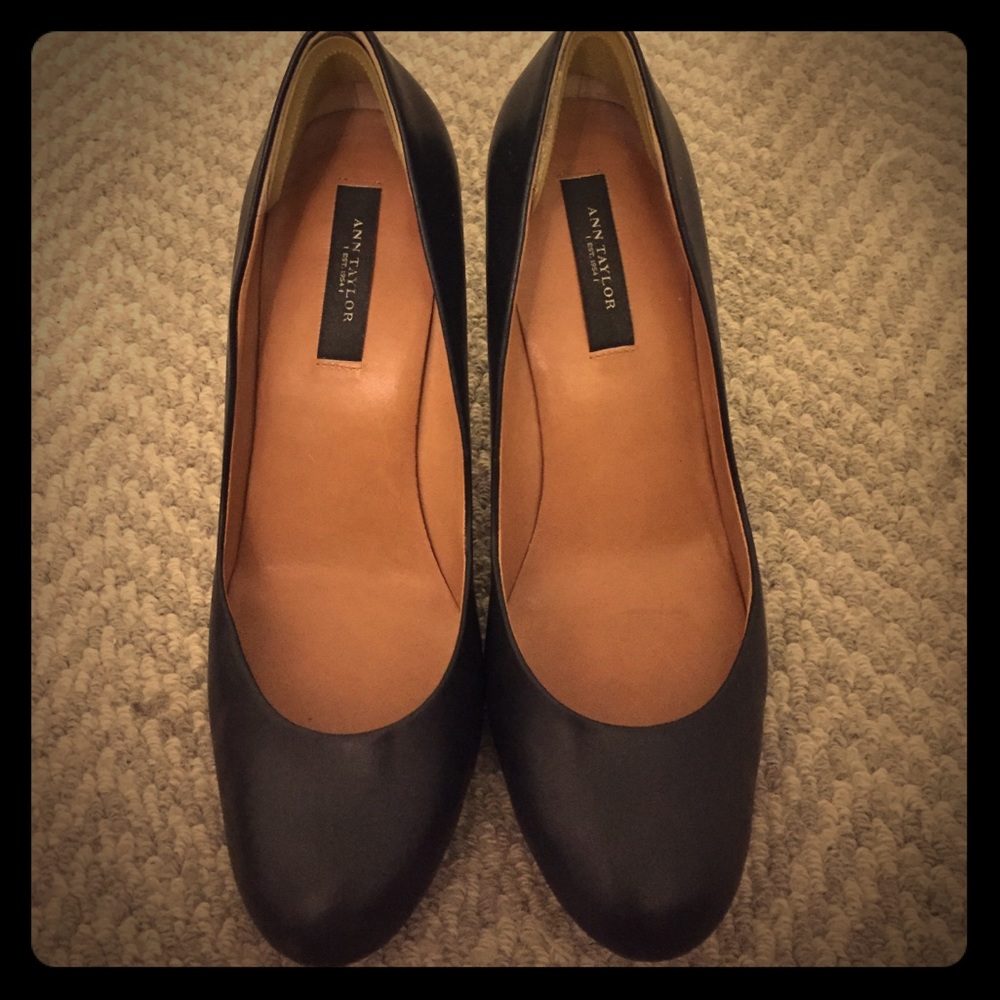 Ann Taylor round toe classic pumps size 6 black