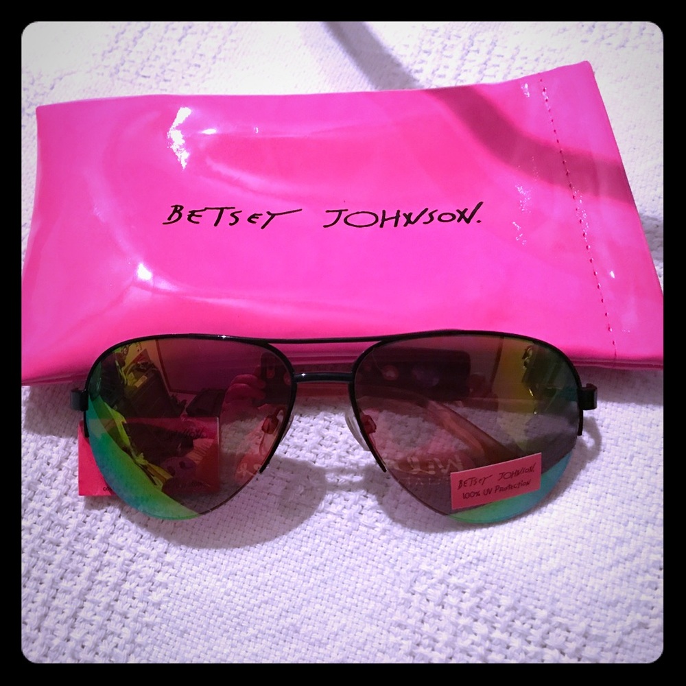 BETSEY JOHNSON SUNGLASSES 100% PROTECTION NWT/CASE