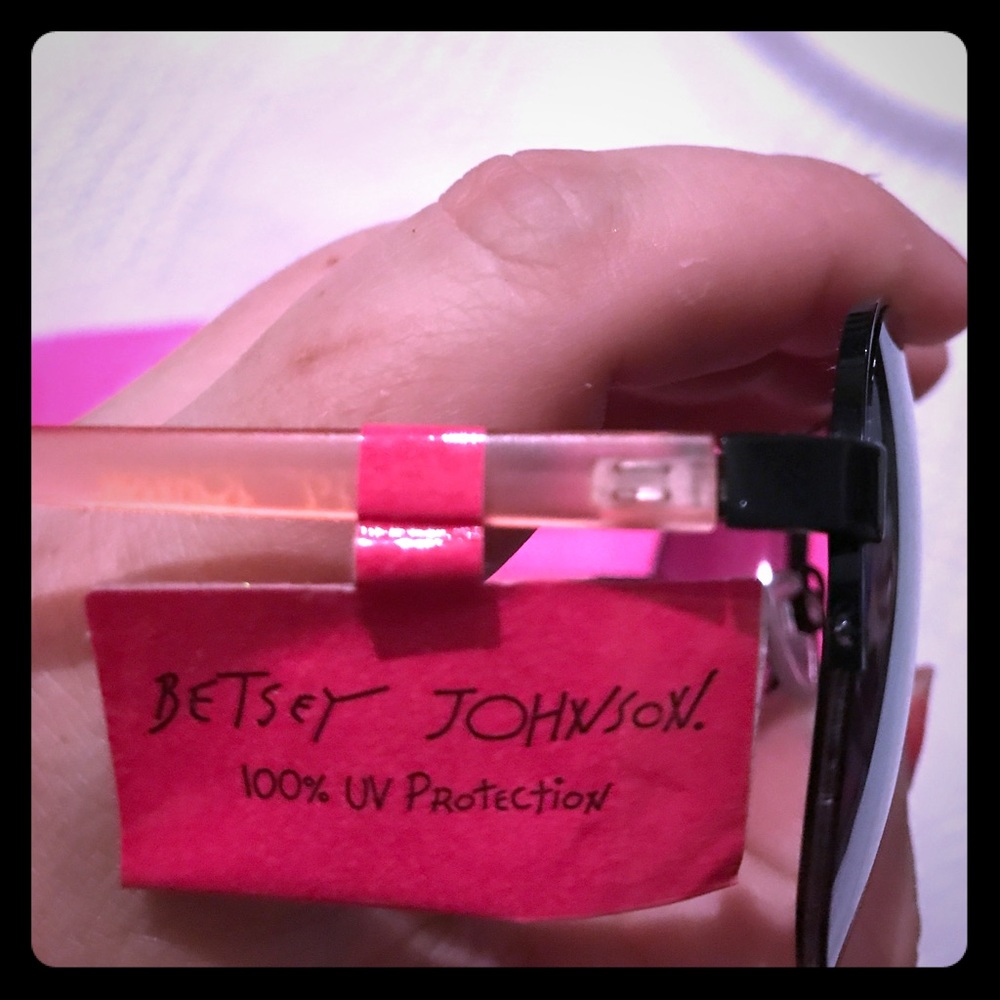 BETSEY JOHNSON SUNGLASSES 100% PROTECTION NWT/CASE - Picture 4 of 7