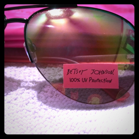 BETSEY JOHNSON SUNGLASSES 100% PROTECTION NWT/CASE - Picture 3 of 7