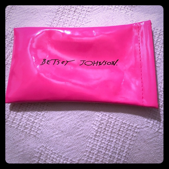 BETSEY JOHNSON SUNGLASSES 100% PROTECTION NWT/CASE - Picture 5 of 7