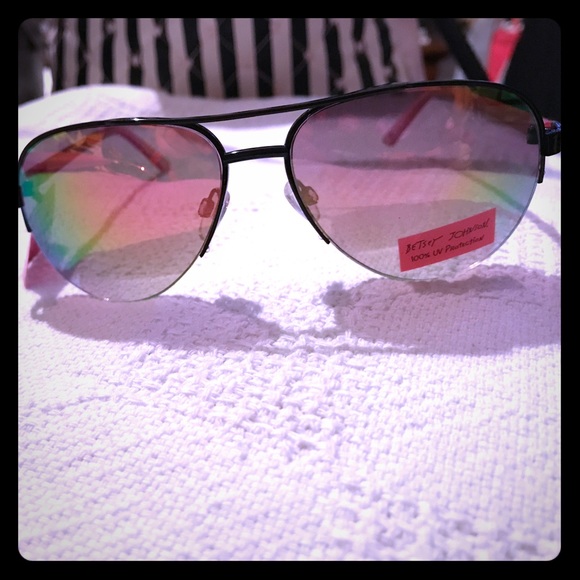 BETSEY JOHNSON SUNGLASSES 100% PROTECTION NWT/CASE - Picture 6 of 7