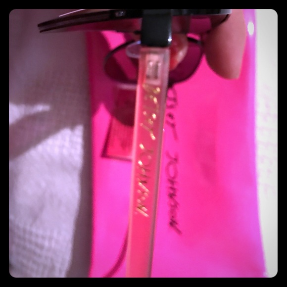 BETSEY JOHNSON SUNGLASSES 100% PROTECTION NWT/CASE - Picture 7 of 7