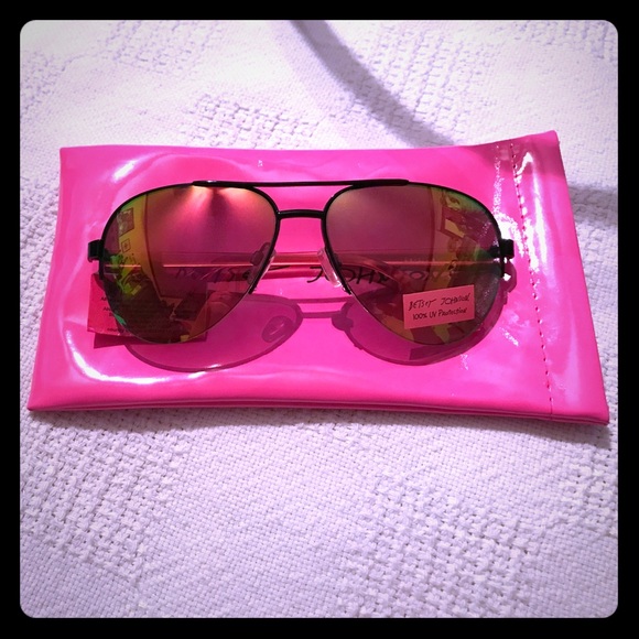 BETSEY JOHNSON SUNGLASSES 100% PROTECTION NWT/CASE - Picture 2 of 7