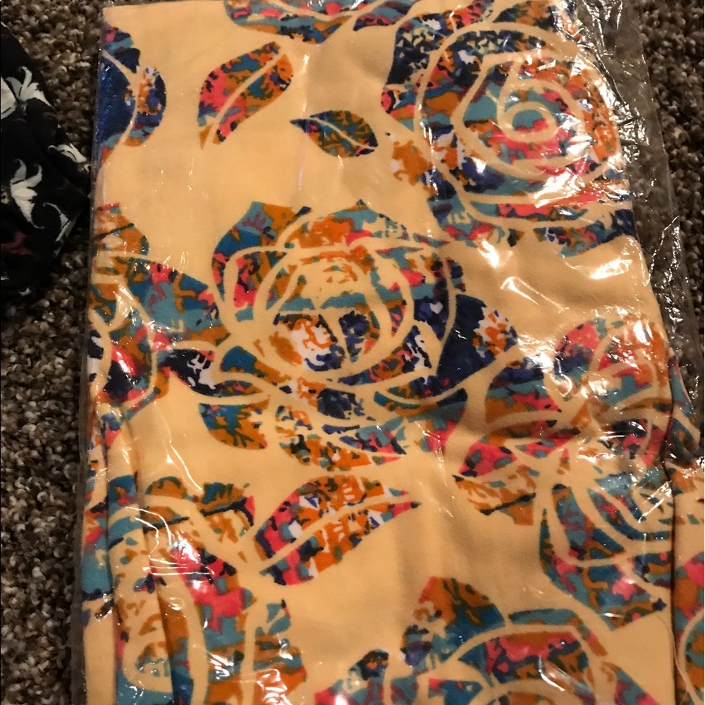 Lularoe tc Disney Roses leggings