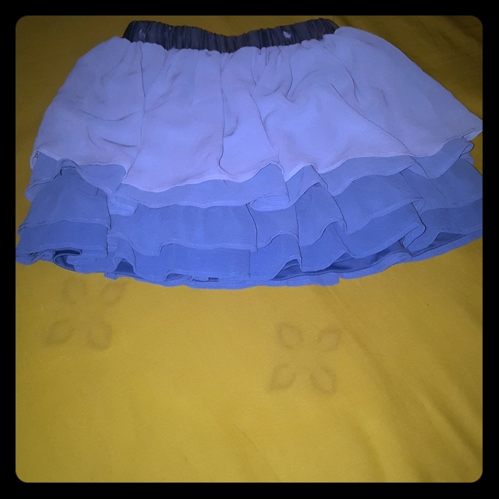 H&M frilled mini skirt. Like new!