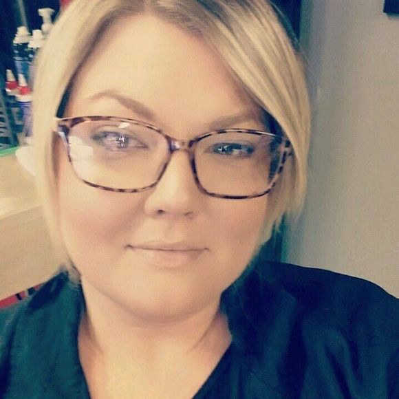 Meet your Posher, Nicole - Picture 1 of 1