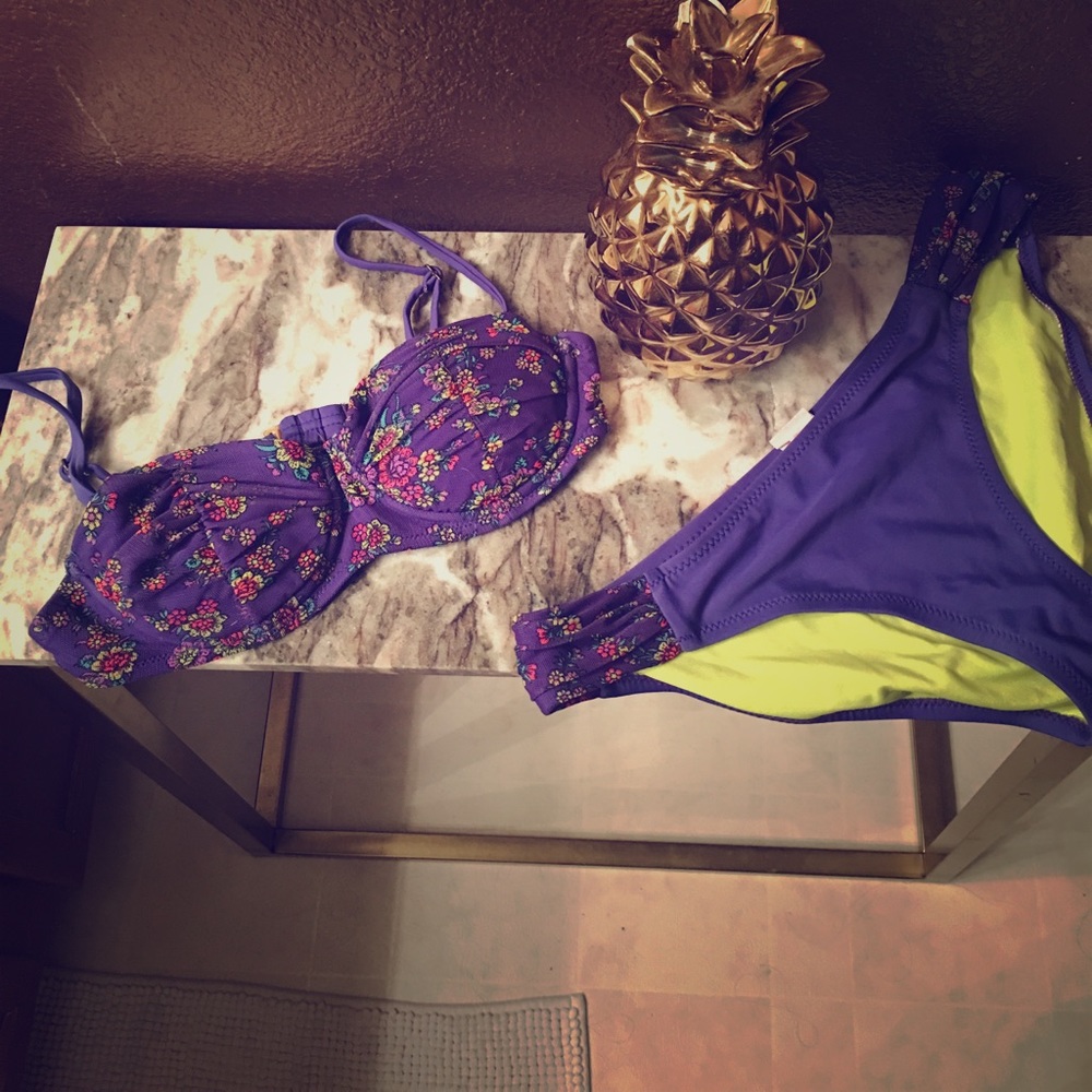 Super cute floral bikini!