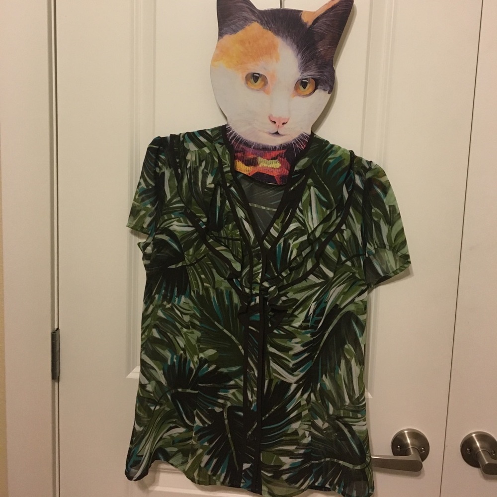 NWOT Small leaf pattern button up blouse