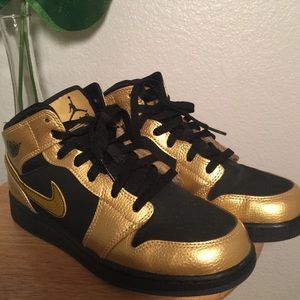 Air Jordan 1 Mid Girls “Metallic Gold” Nike