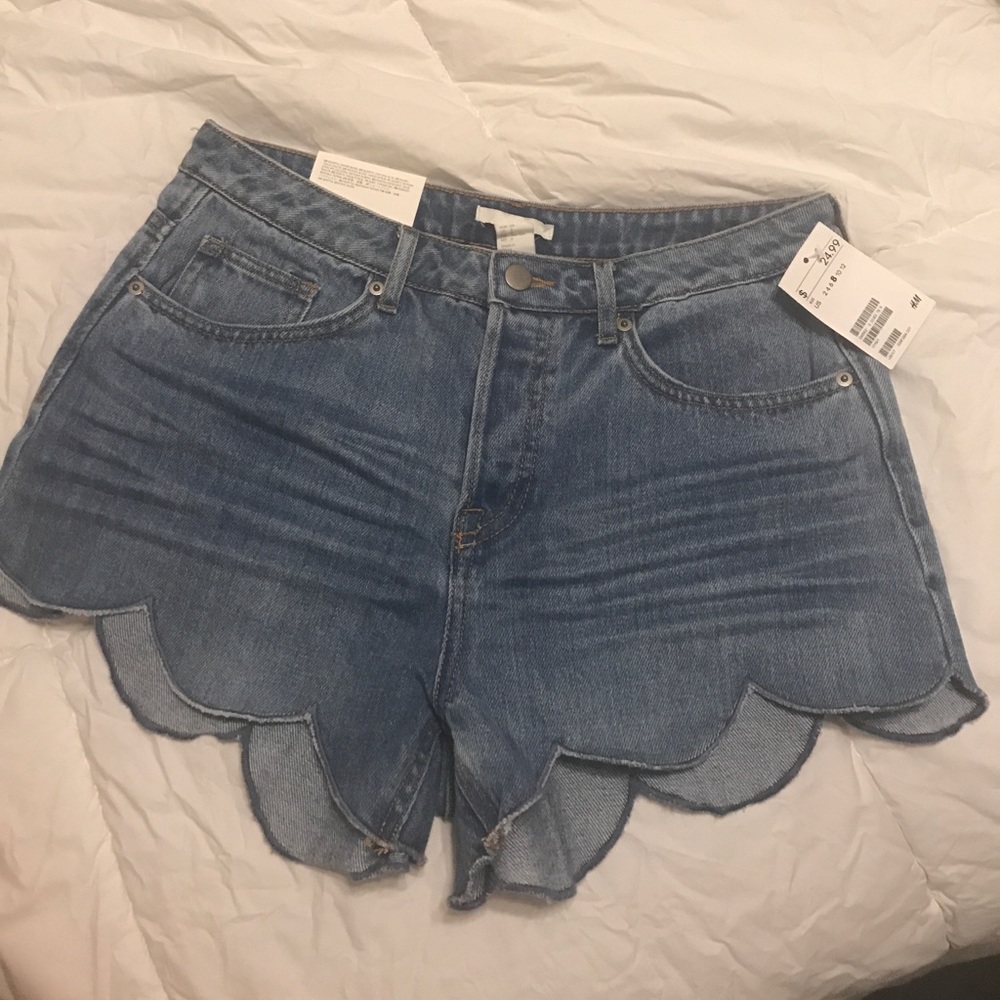 Scalloped denim shorts