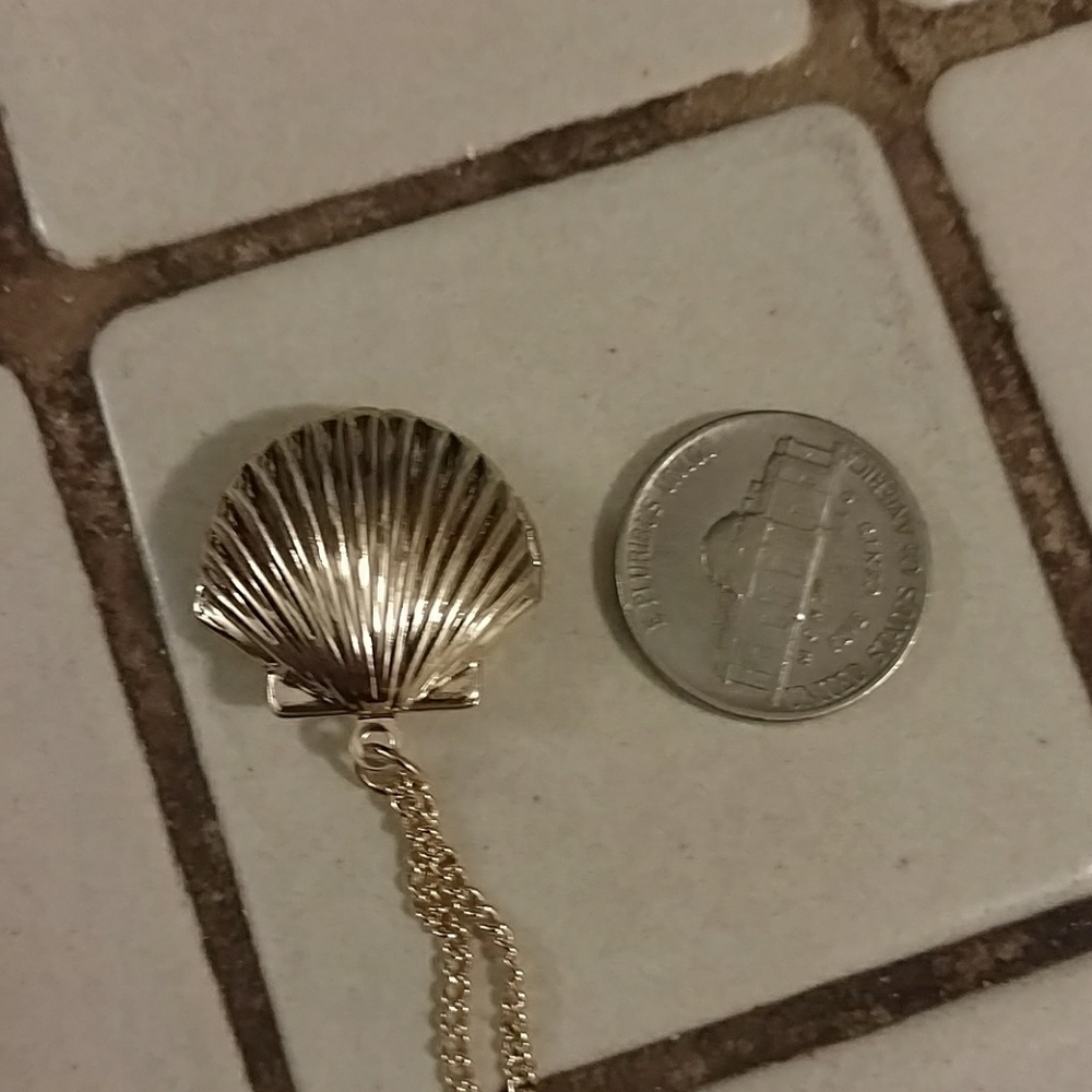 Seashell Locket Necklace - Picture 4 of 4