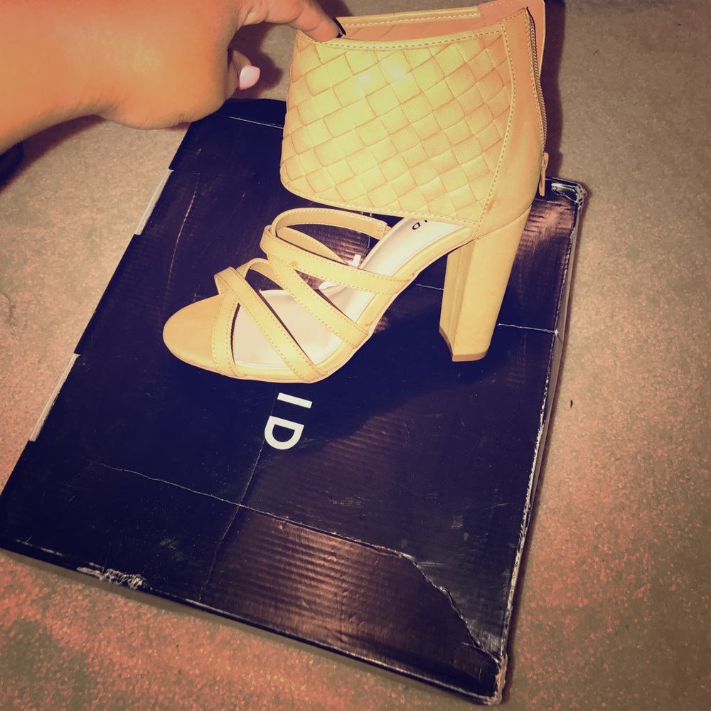 BRAND NEW NUDE HEEL !