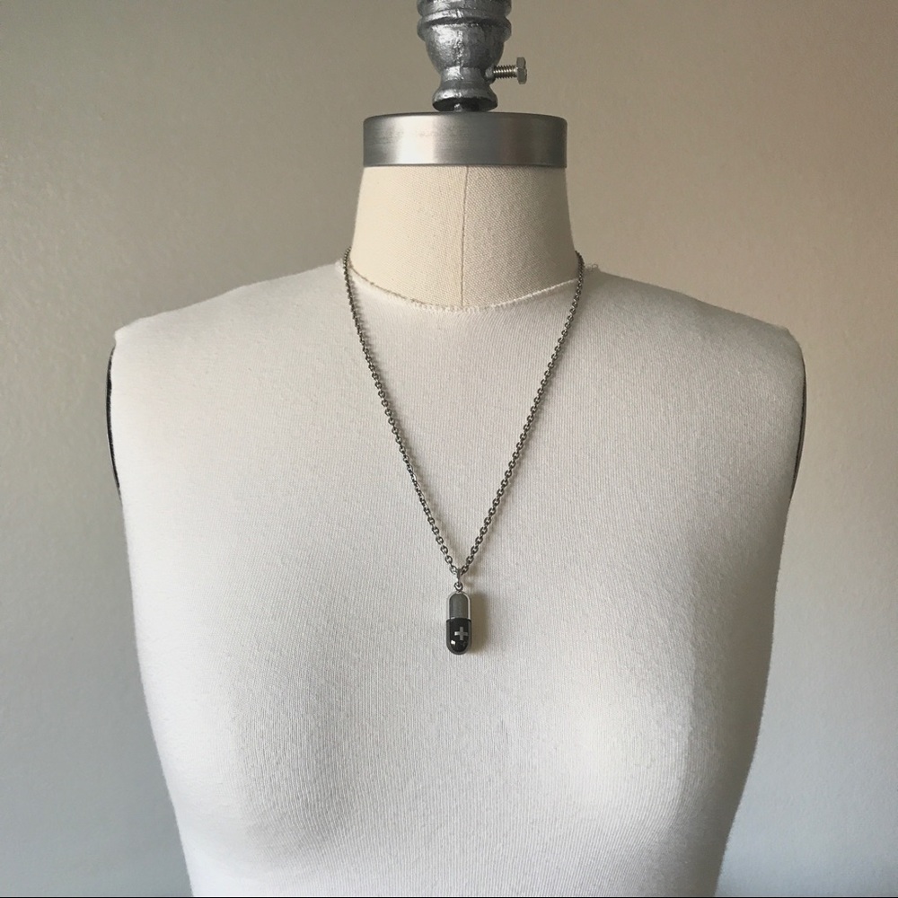 De Mood capsule necklace