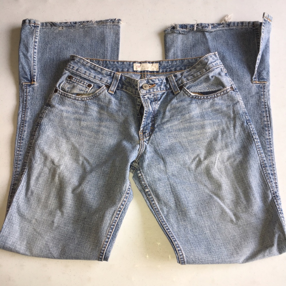 Light blue jeans with slits at bottom