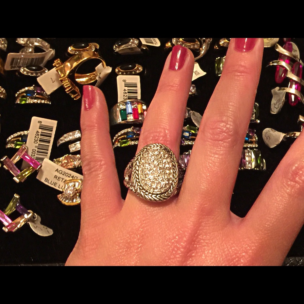 Brand New Silver Cluster Ring. I 😍 this ring!