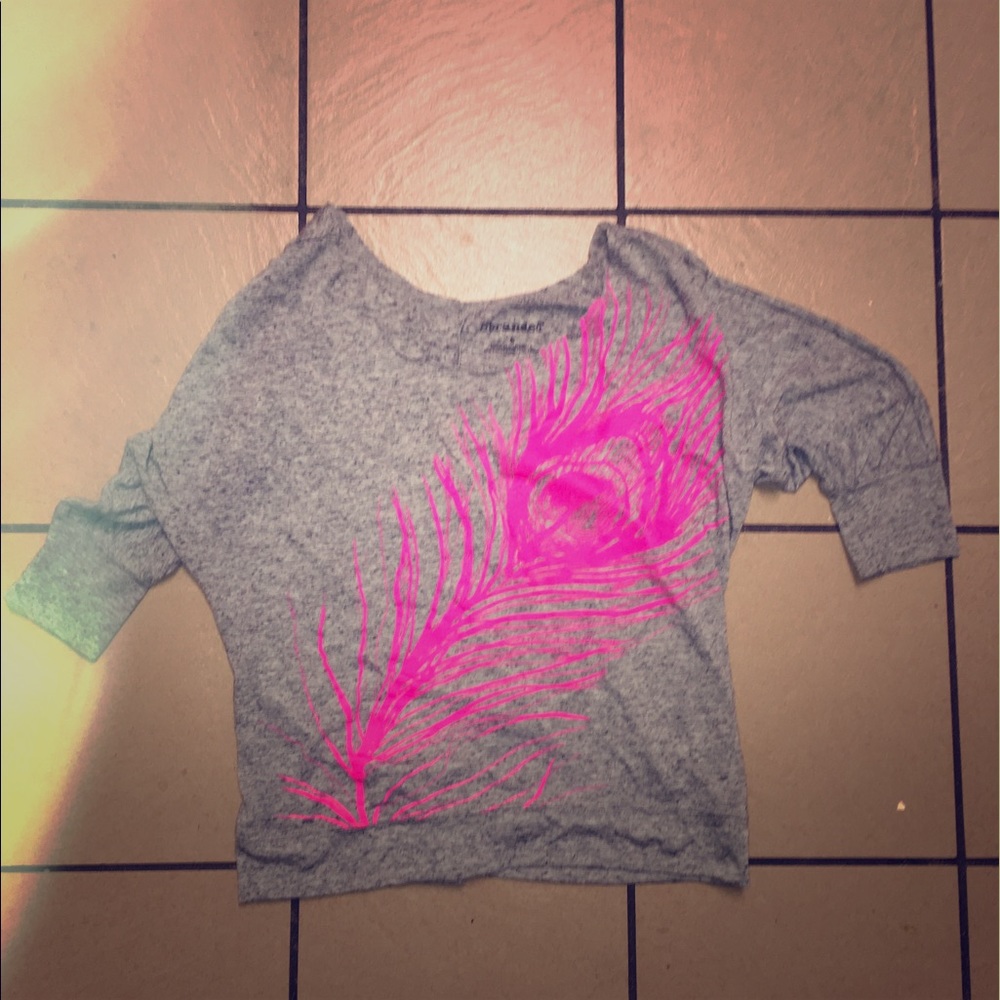 grey quarter length shirt // pink feather design