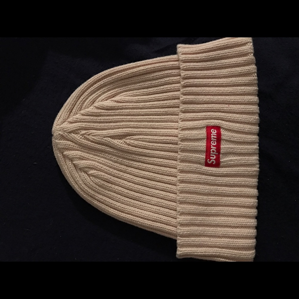 Light pink brand new supreme beanie with tags.