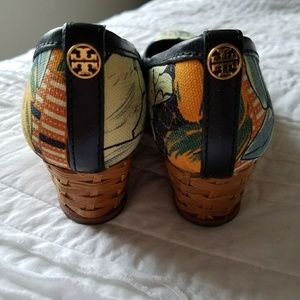 Tory Burch Navy Floral Espadrille Wedge size 6m
