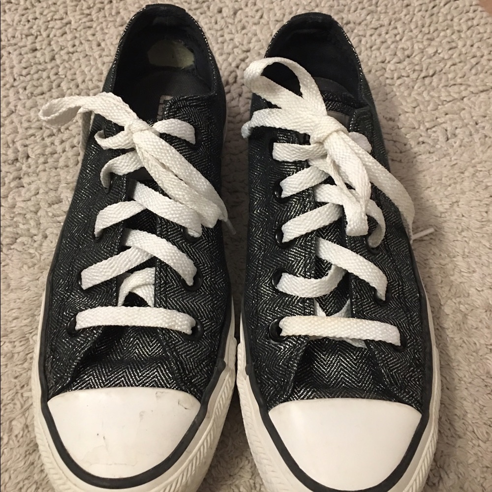 Converse low top tennis shoes.