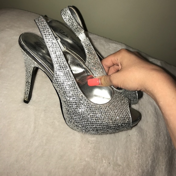 Silver heels - Picture 2 of 2
