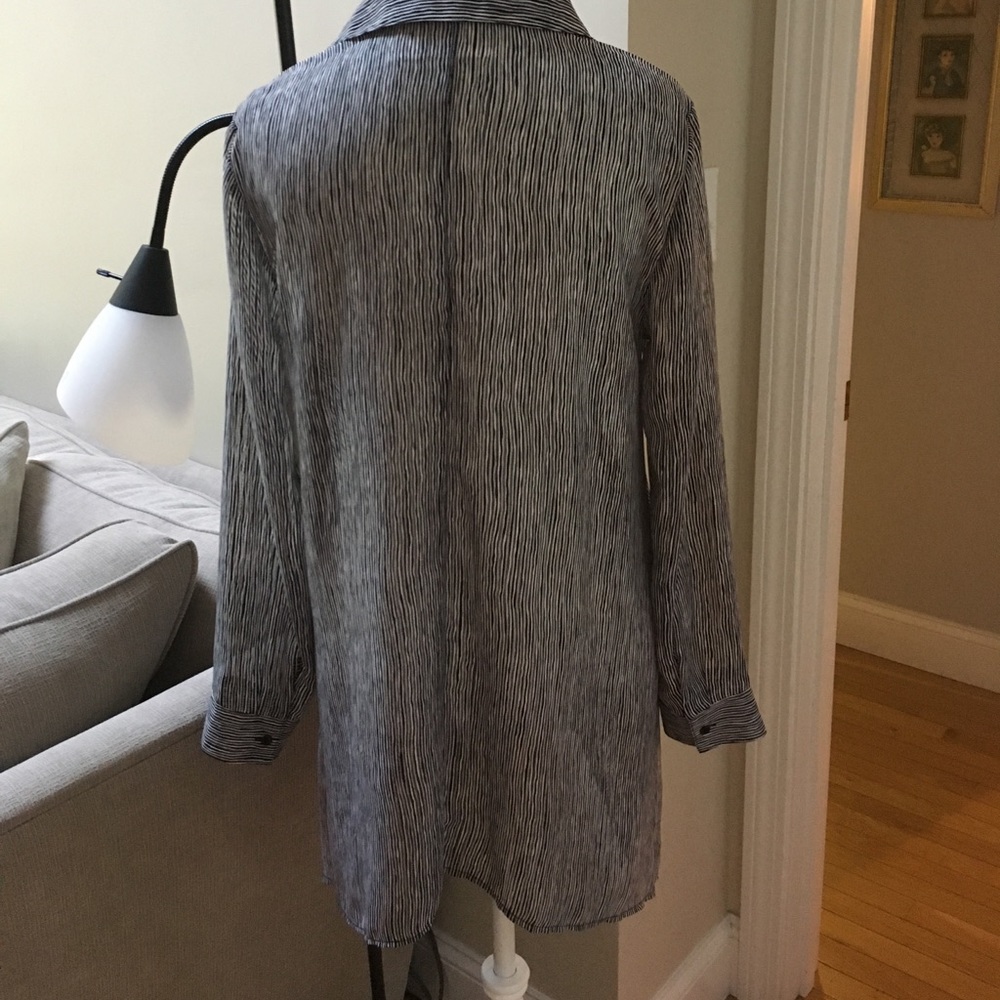 Chico's size 1 blk-wht-gray pin stripe blouse