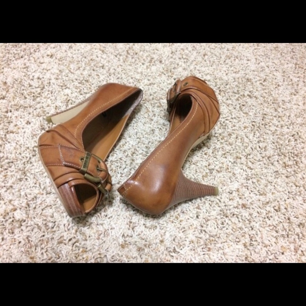 Guess Peep Toe Shoe -excellent condition