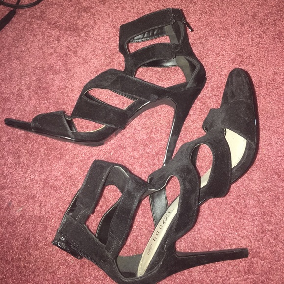 Black heels - Picture 3 of 4