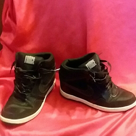 black nike platform